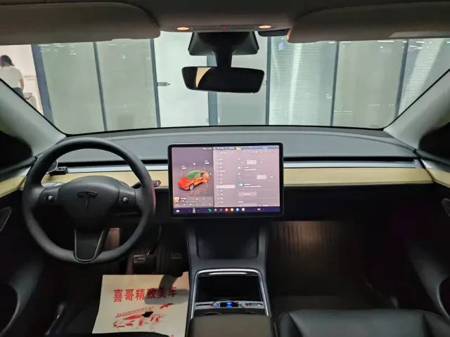 Tesla Model Y — Фото автомобиля 9