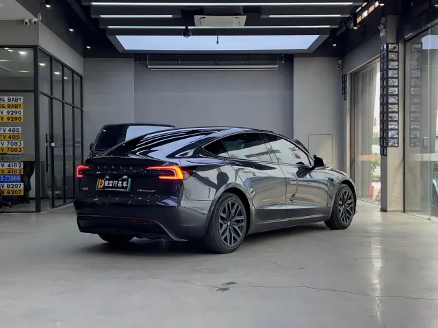 Tesla Model 3 — Фото автомобиля 4