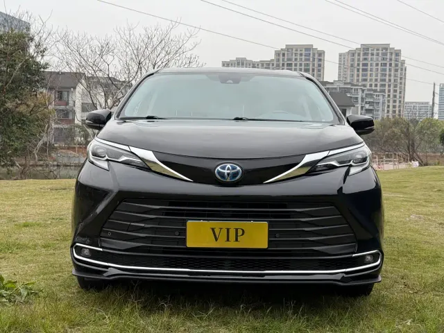 Toyota Sienna — Фото автомобиля 2