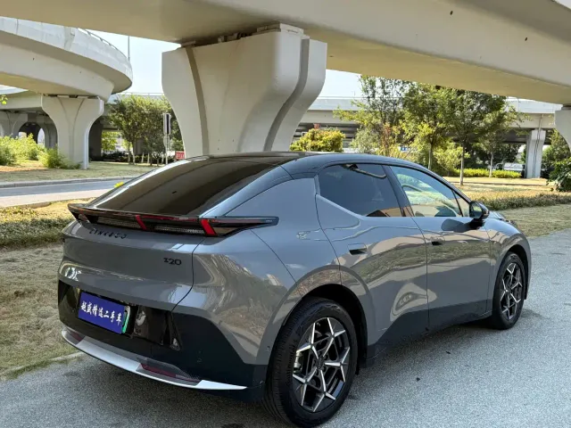 Lynk & Co Z20 — Фото автомобиля 3