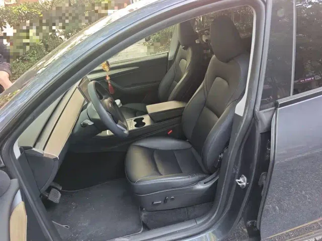 Tesla Model Y — Фото автомобиля 11