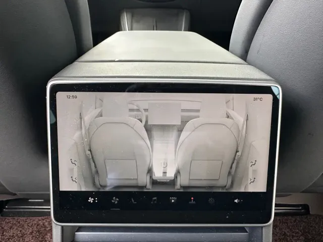 Tesla Model Y — Фото автомобиля 15