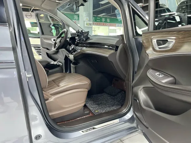 Roewe iMAX8 — Фото автомобиля 11