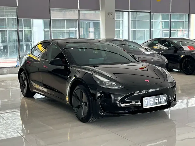 Tesla Model 3 — Фото автомобиля 3