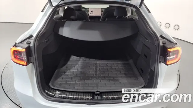 Tesla Model Y — Фото автомобиля 24