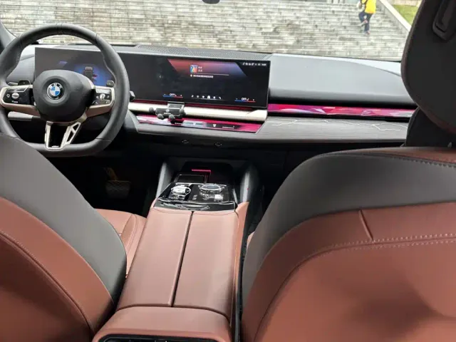 BMW 5 Series — Фото автомобиля 9