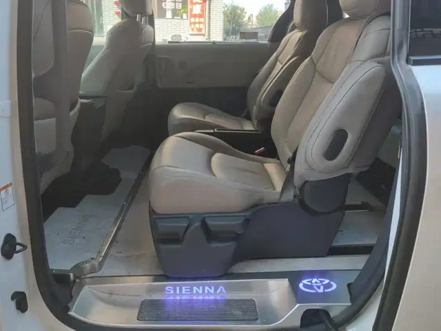 Toyota Sienna — Фото автомобиля 11