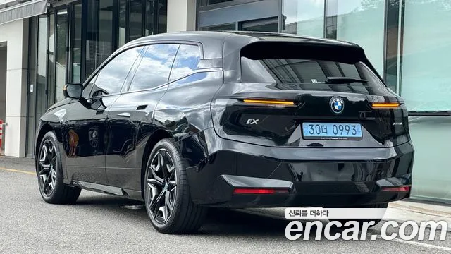 BMW iX — Фото автомобиля 2