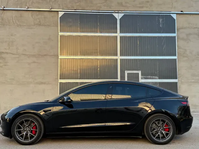 Tesla Model 3 — Фото автомобиля 12
