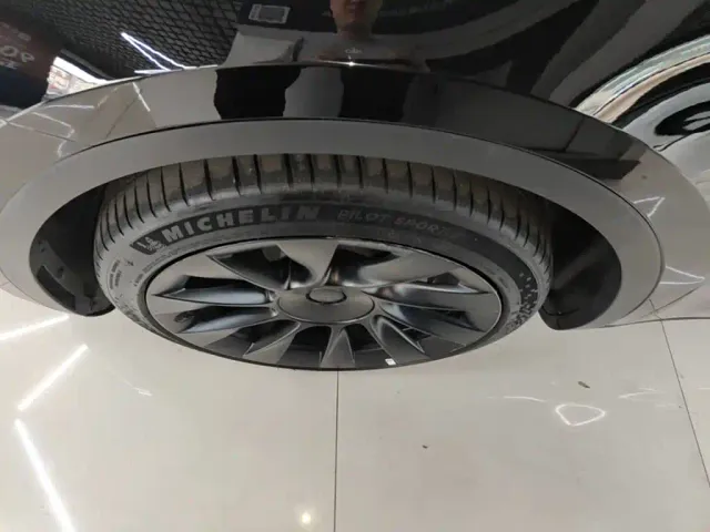 Tesla Model Y — Фото автомобиля 18
