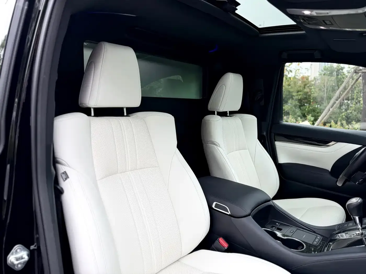 Lexus Lexus LM 2020 300h 4-Seat Imperial Edition — Фото автомобиля 17