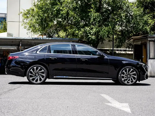 Mercedes-Benz E-Class — Фото автомобиля 3