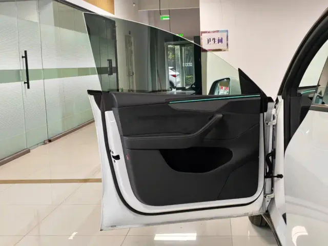 Tesla Model Y L — Фото автомобиля 8