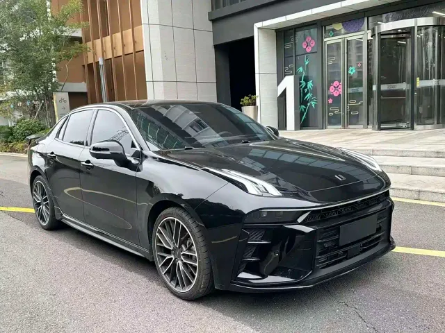 Lynk & Co 03 — Фото автомобиля 3