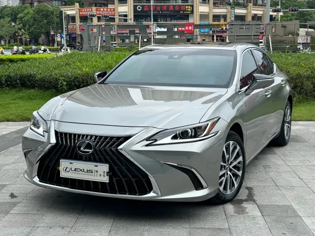 Фотография автомобиля — Lexus ES