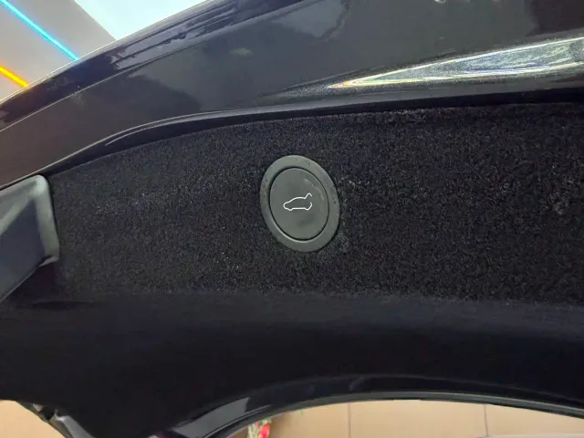 Tesla Model 3 — Фото автомобиля 12