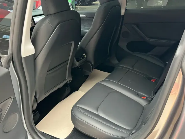 Tesla Model Y — Фото автомобиля 6