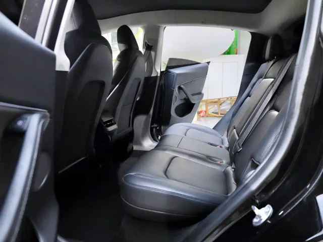 Tesla Model Y — Фото автомобиля 11
