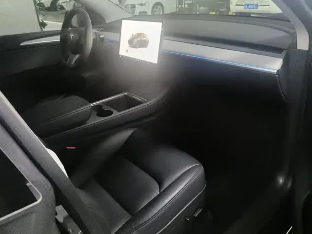 Tesla Model Y — Фото автомобиля 8