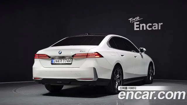 BMW 5-Series — Фото автомобиля 2