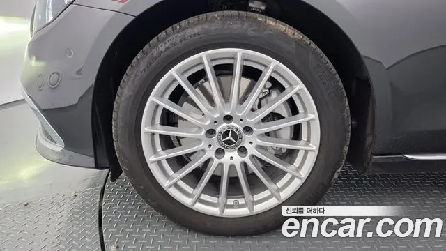 Mercedes-Benz E-Class — Фото автомобиля 5