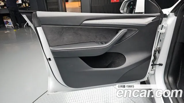 Tesla Model Y — Фото автомобиля 13