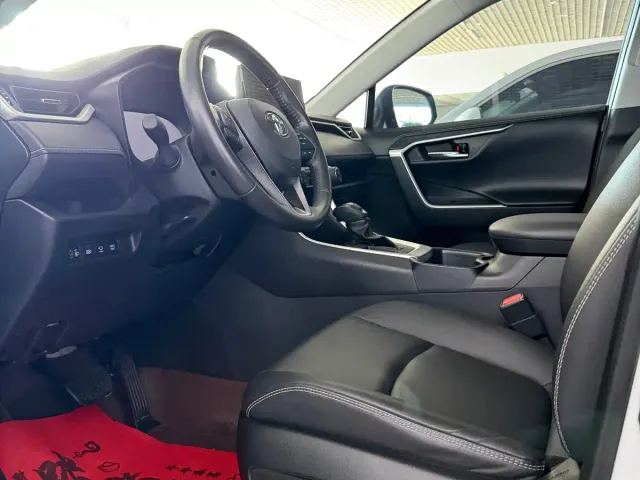 Toyota RAV4 — Фото автомобиля 9