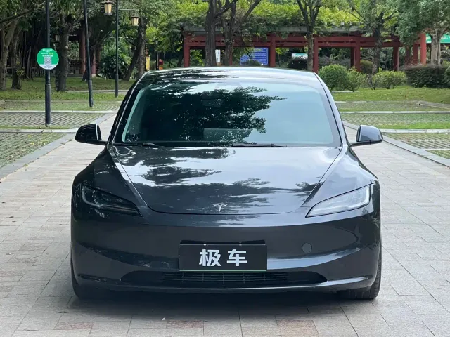 Tesla Model 3 — Фото автомобиля 2