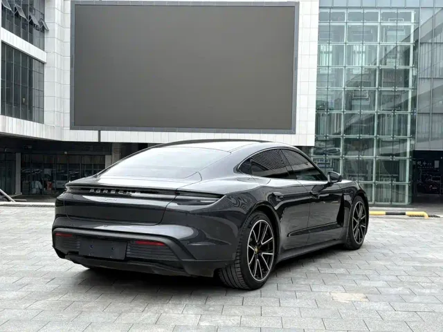 Porsche Taycan — Фото автомобиля 4