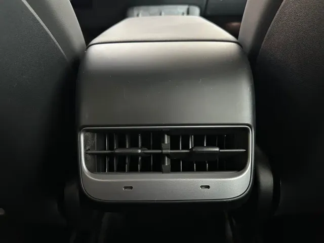 Tesla Model Y — Фото автомобиля 18