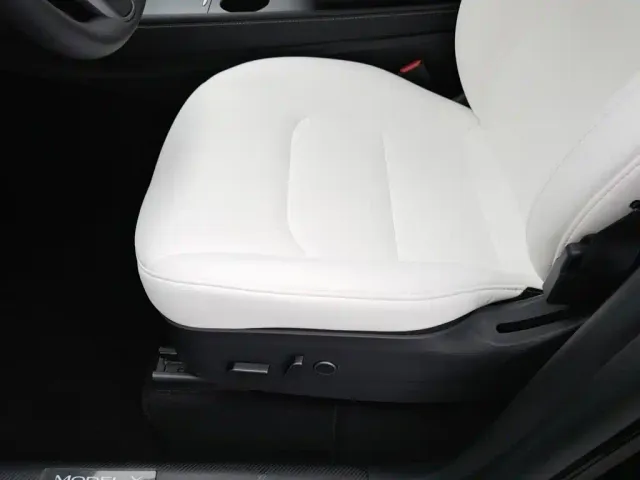 Tesla Model Y — Фото автомобиля 20