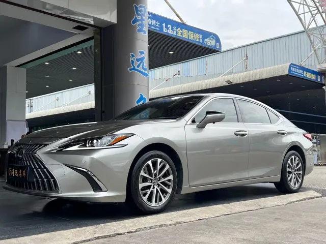 Фотография автомобиля — Lexus ES