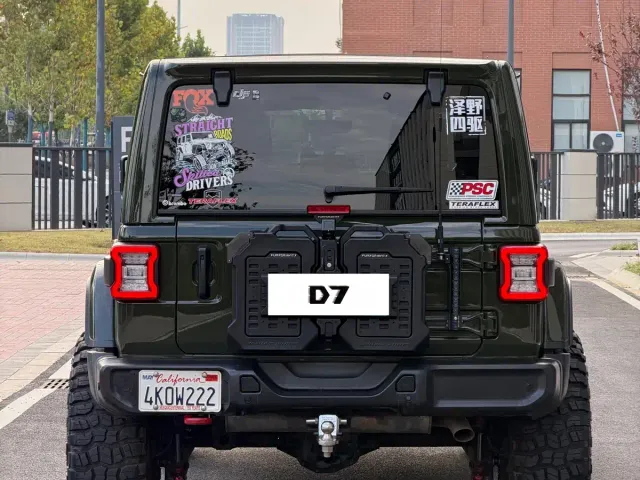 Jeep Wrangler — Фото автомобиля 18