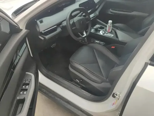 Changan Changan UNI-V 2022 1.5T Premium Model — Фото автомобиля 9