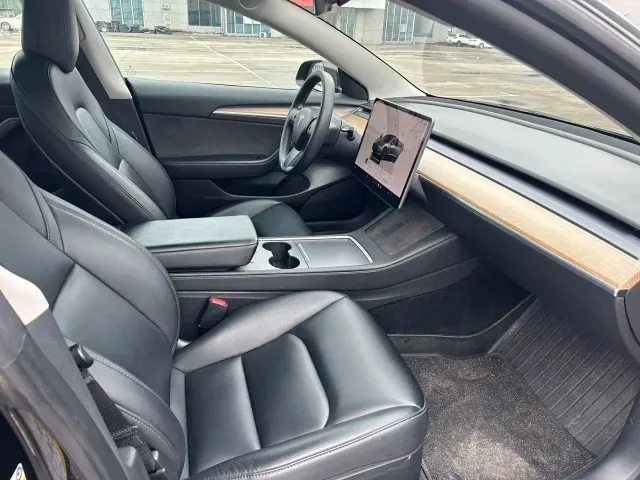 Tesla Model 3 — Фото автомобиля 9