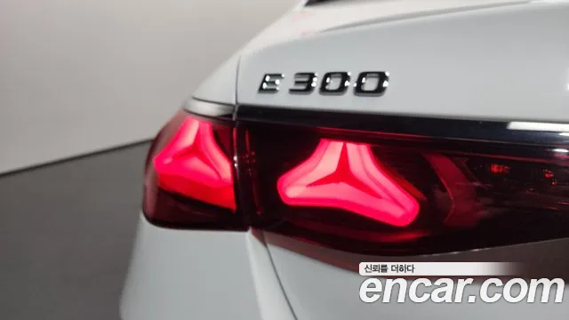 Mercedes-Benz E-Class — Фото автомобиля 18