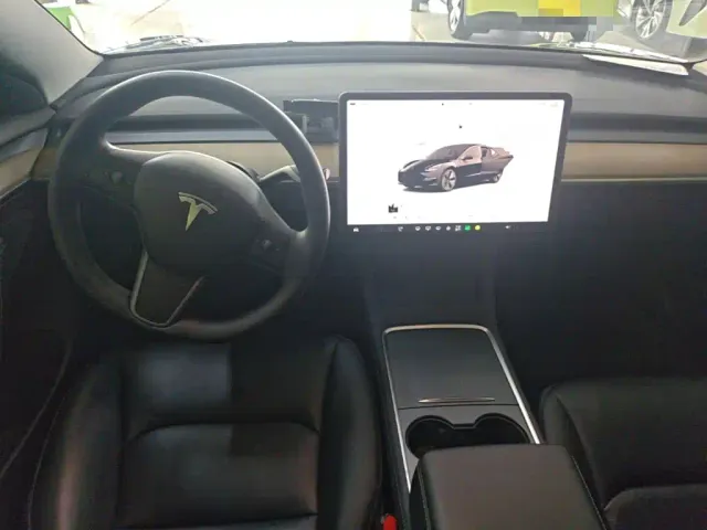 Tesla Model 3 — Фото автомобиля 9
