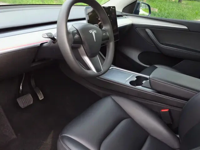 Tesla Model Y — Фото автомобиля 9