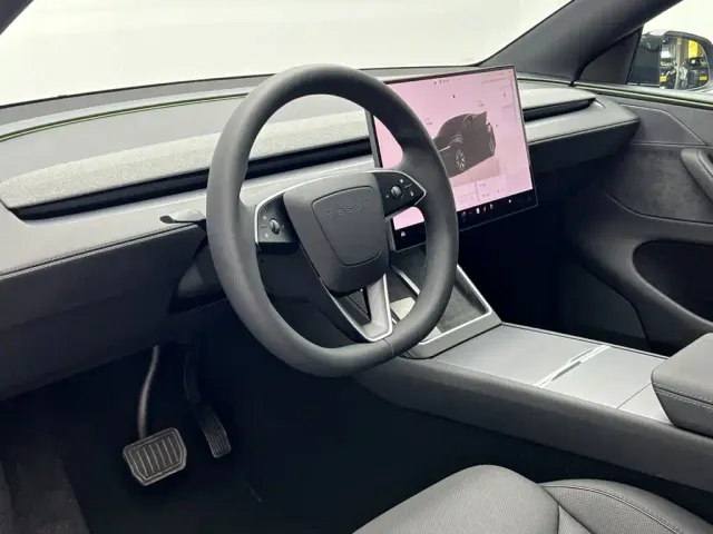 Tesla Model Y L — Фото автомобиля 15