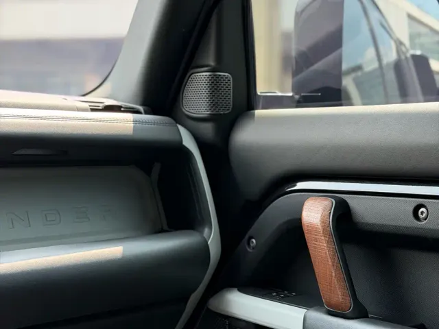 Land Rover Defender — Фото автомобиля 11