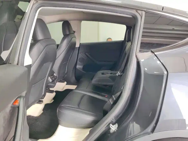 Tesla Model Y — Фото автомобиля 11