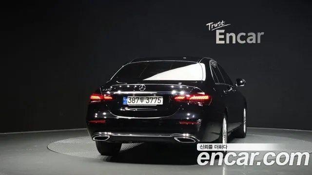 Mercedes-Benz E-Class — Фото автомобиля 4