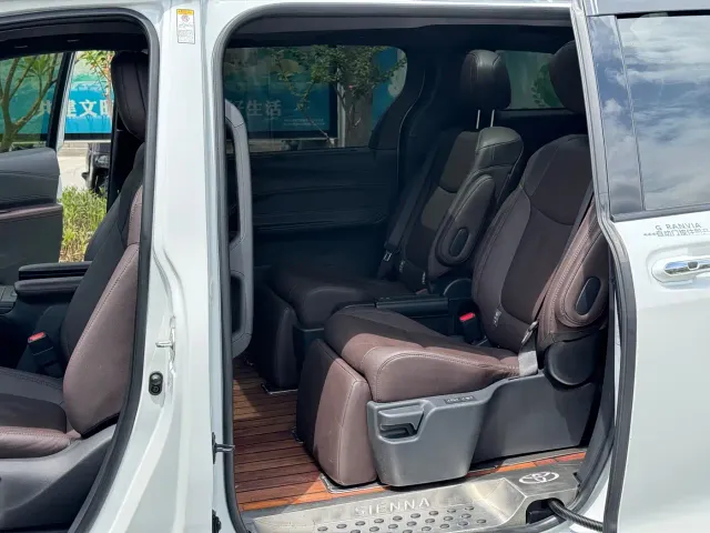 Toyota Sienna — Фото автомобиля 8
