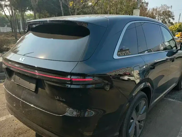 Li Auto L8 — Фото автомобиля 10