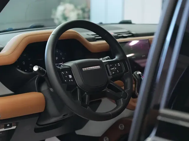 Land Rover Defender — Фото автомобиля 12