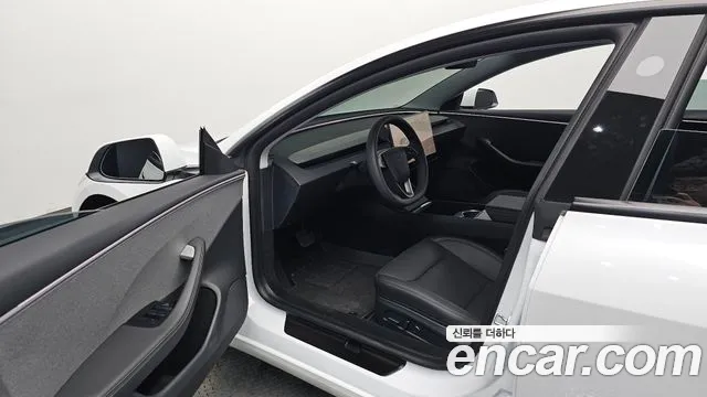 Tesla Model 3 — Фото автомобиля 10