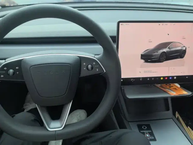 Tesla Model 3 — Фото автомобиля 12