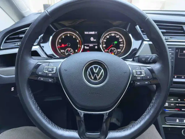 Volkswagen Touran — Фото автомобиля 13