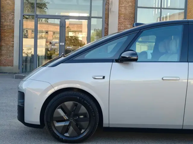 Li Auto MEGA — Фото автомобиля 6