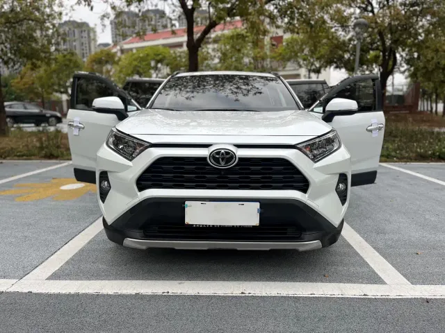 Toyota RAV4 — Фото автомобиля 2